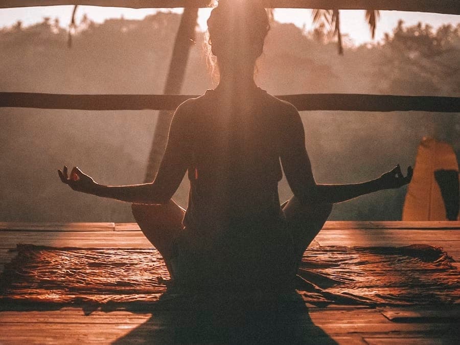 Vrouw oefent rustige yogabewegingen voor rugontspanning