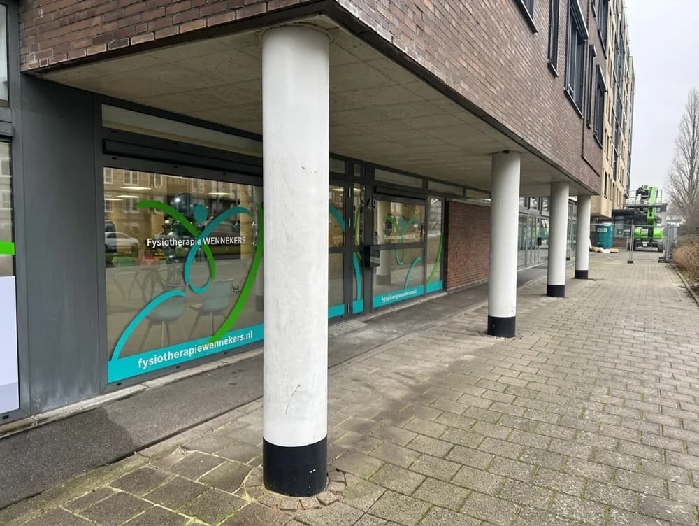 Entree van Fysiotherapie Wennekers aan de Vrijheidslaan in Leiden