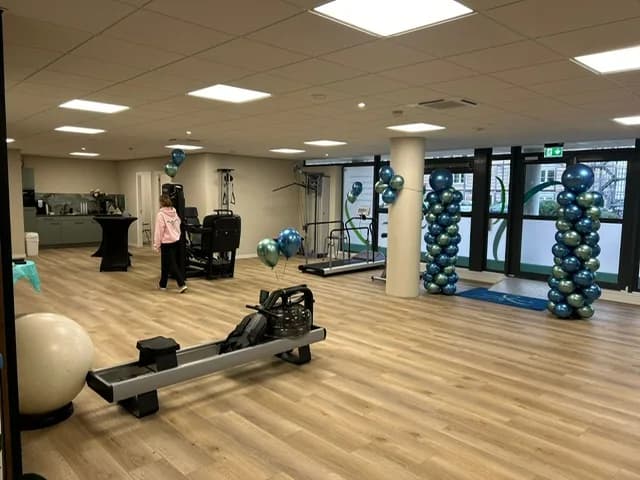 Fitnesszaal met cardiotrainingapparaten