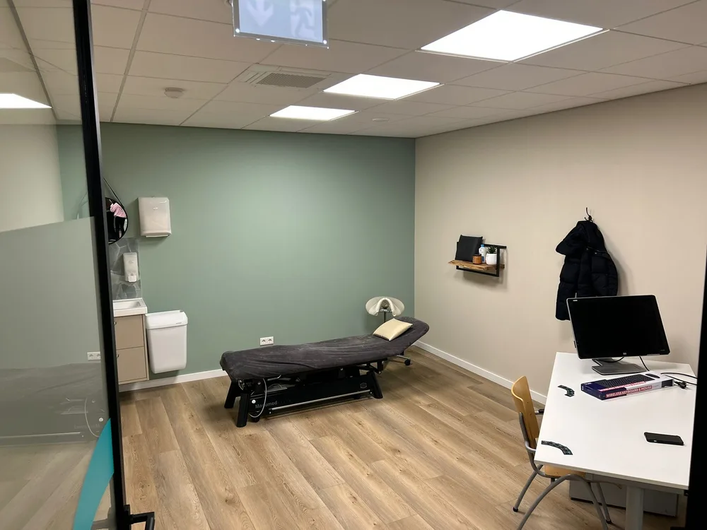 Behandelkamer met behandeltafel bij Fysiotherapie Wennekers